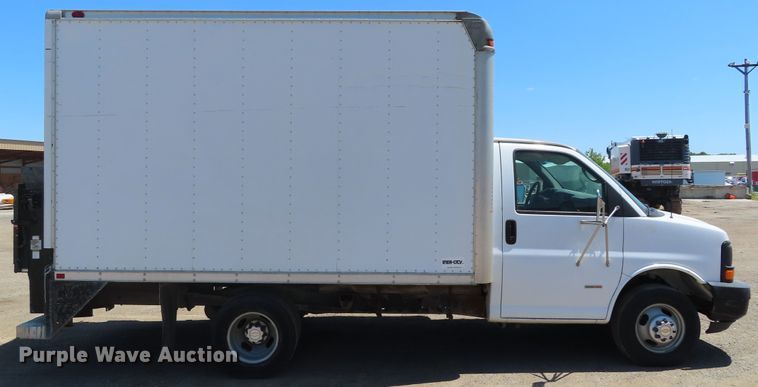 image for item DD6334 2007 Chevrolet Express G3500 box truck