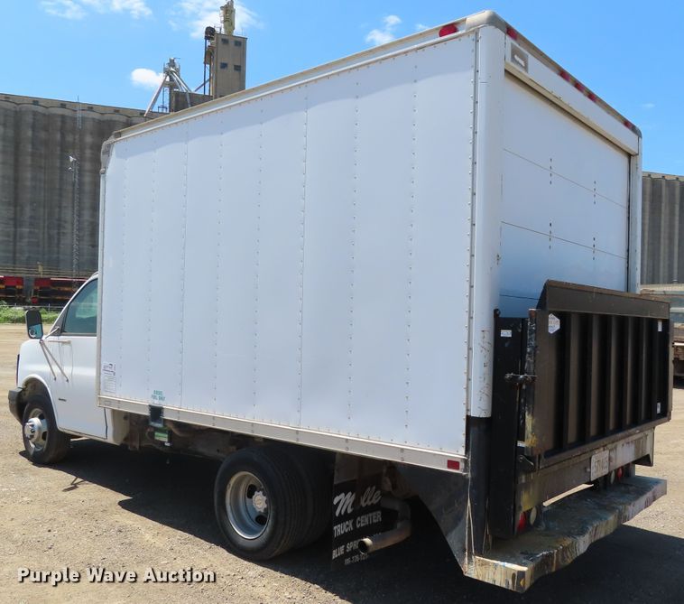 image for item DD6334 2007 Chevrolet Express G3500 box truck