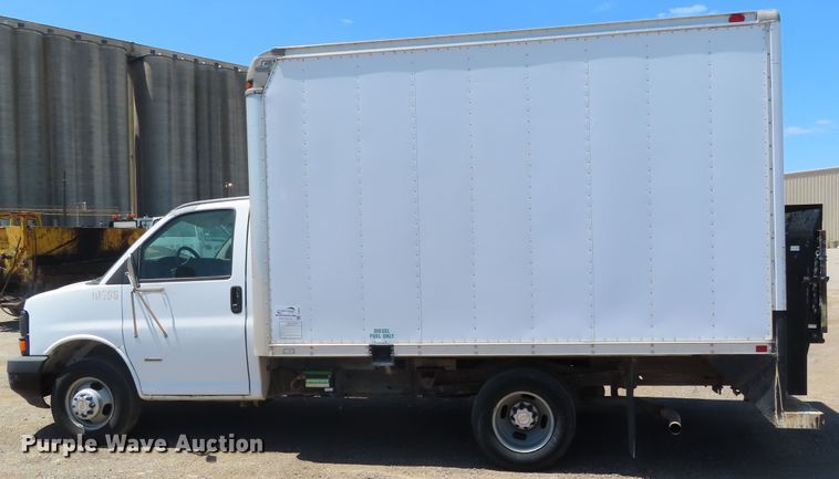 image for item DD6334 2007 Chevrolet Express G3500 box truck
