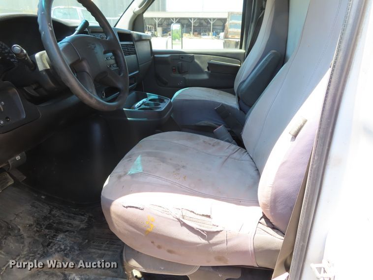 image for item DD6334 2007 Chevrolet Express G3500 box truck