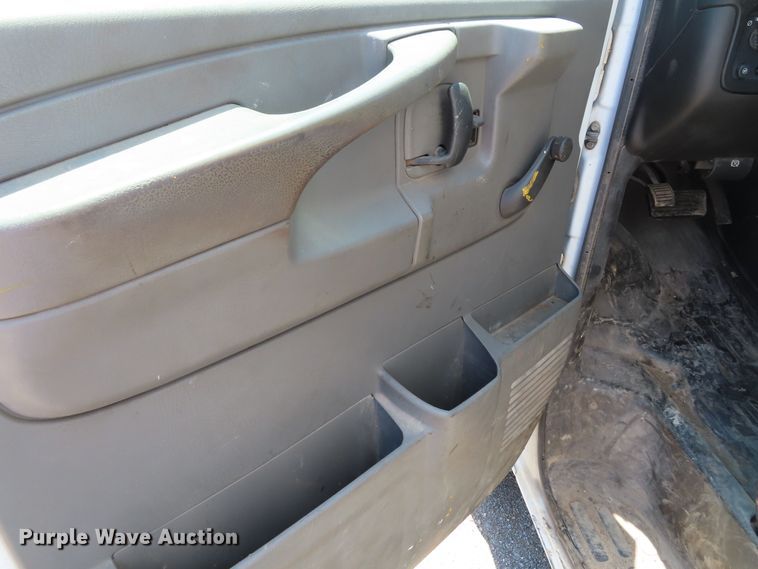 image for item DD6334 2007 Chevrolet Express G3500 box truck