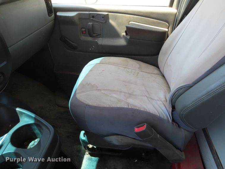 image for item DD6334 2007 Chevrolet Express G3500 box truck