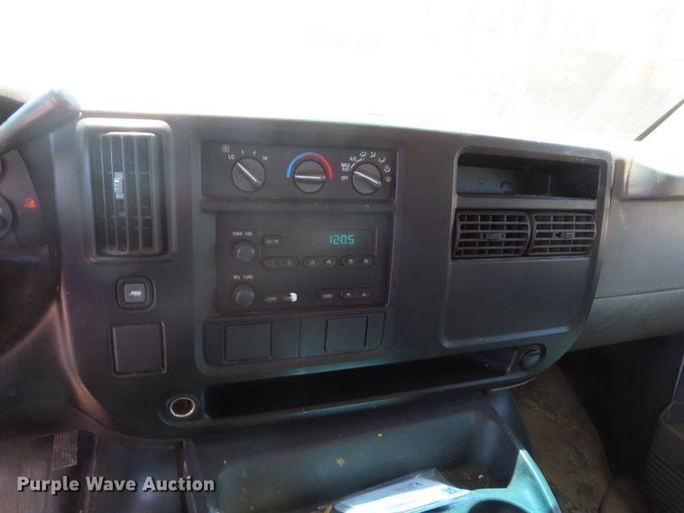 image for item DD6334 2007 Chevrolet Express G3500 box truck