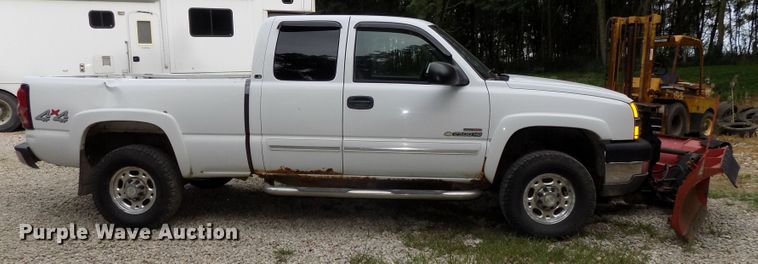 image for item DE7751 2004 Chevrolet Silverado 2500HD Ext. Cab pickup truck