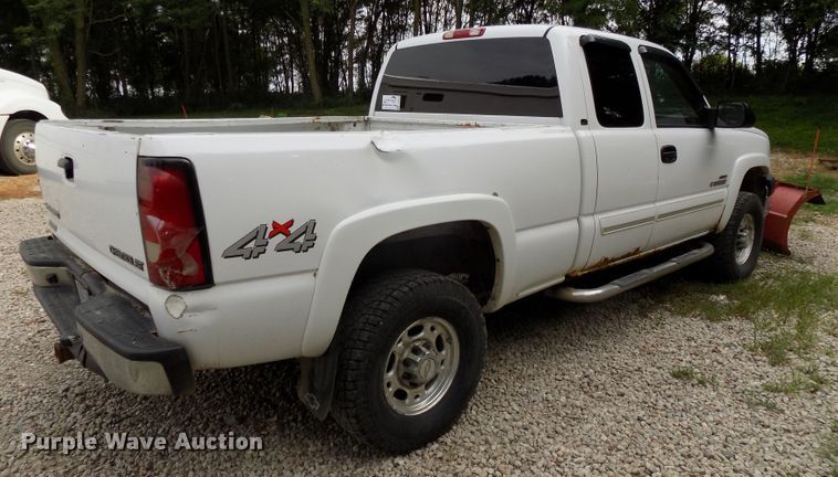 image for item DE7751 2004 Chevrolet Silverado 2500HD Ext. Cab pickup truck