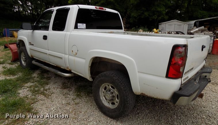 image for item DE7751 2004 Chevrolet Silverado 2500HD Ext. Cab pickup truck