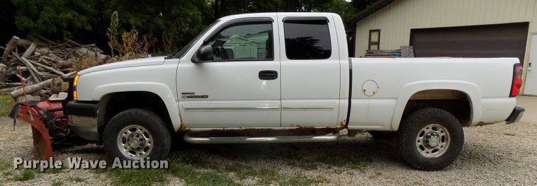image for item DE7751 2004 Chevrolet Silverado 2500HD Ext. Cab pickup truck