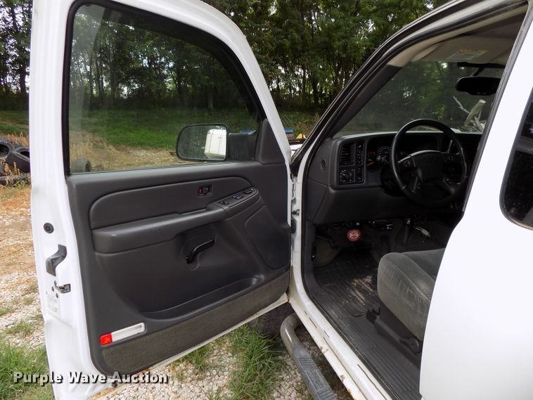 image for item DE7751 2004 Chevrolet Silverado 2500HD Ext. Cab pickup truck