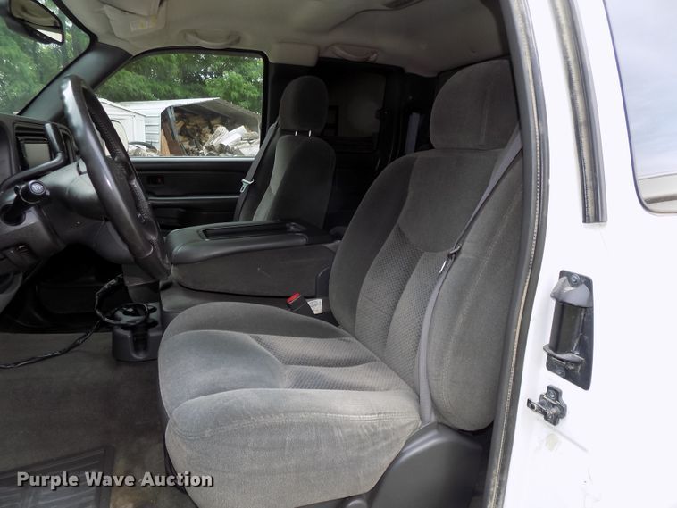 image for item DE7751 2004 Chevrolet Silverado 2500HD Ext. Cab pickup truck