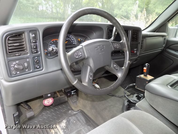 image for item DE7751 2004 Chevrolet Silverado 2500HD Ext. Cab pickup truck