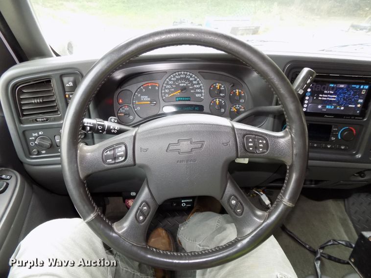 image for item DE7751 2004 Chevrolet Silverado 2500HD Ext. Cab pickup truck