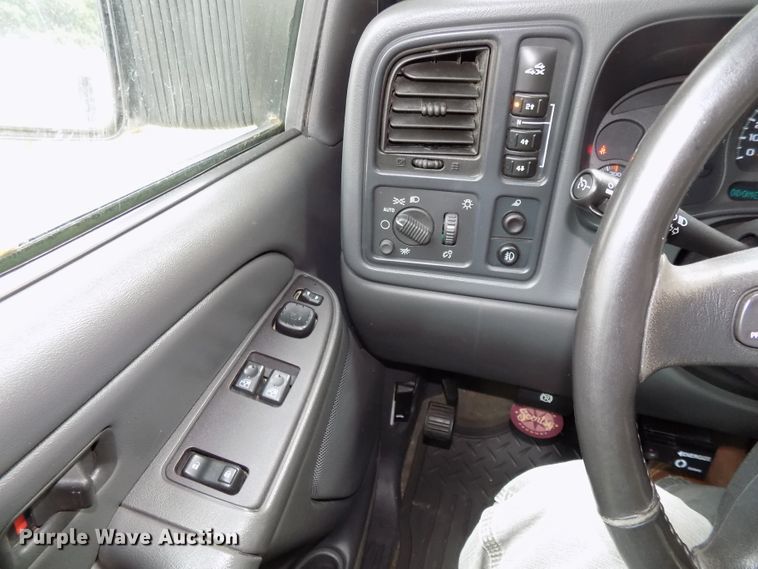 image for item DE7751 2004 Chevrolet Silverado 2500HD Ext. Cab pickup truck