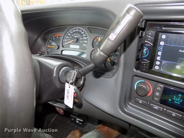 image for item DE7751 2004 Chevrolet Silverado 2500HD Ext. Cab pickup truck