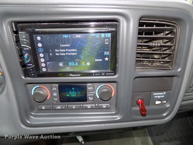 image for item DE7751 2004 Chevrolet Silverado 2500HD Ext. Cab pickup truck