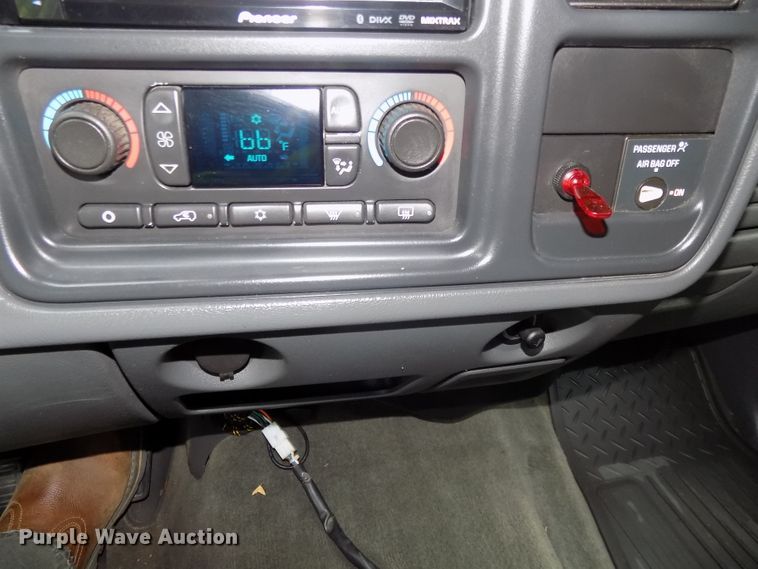 image for item DE7751 2004 Chevrolet Silverado 2500HD Ext. Cab pickup truck