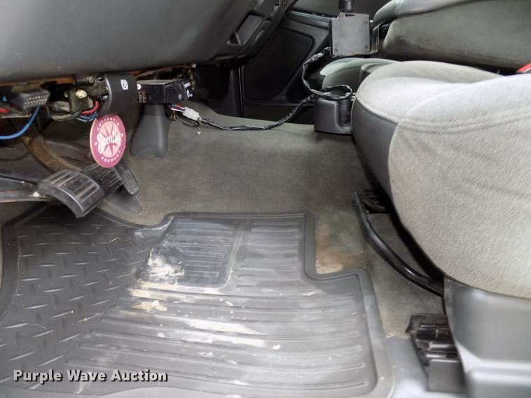 image for item DE7751 2004 Chevrolet Silverado 2500HD Ext. Cab pickup truck