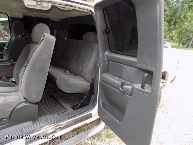 image for item DE7751 2004 Chevrolet Silverado 2500HD Ext. Cab pickup truck