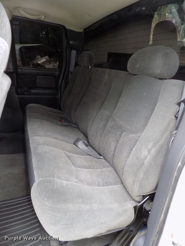 image for item DE7751 2004 Chevrolet Silverado 2500HD Ext. Cab pickup truck