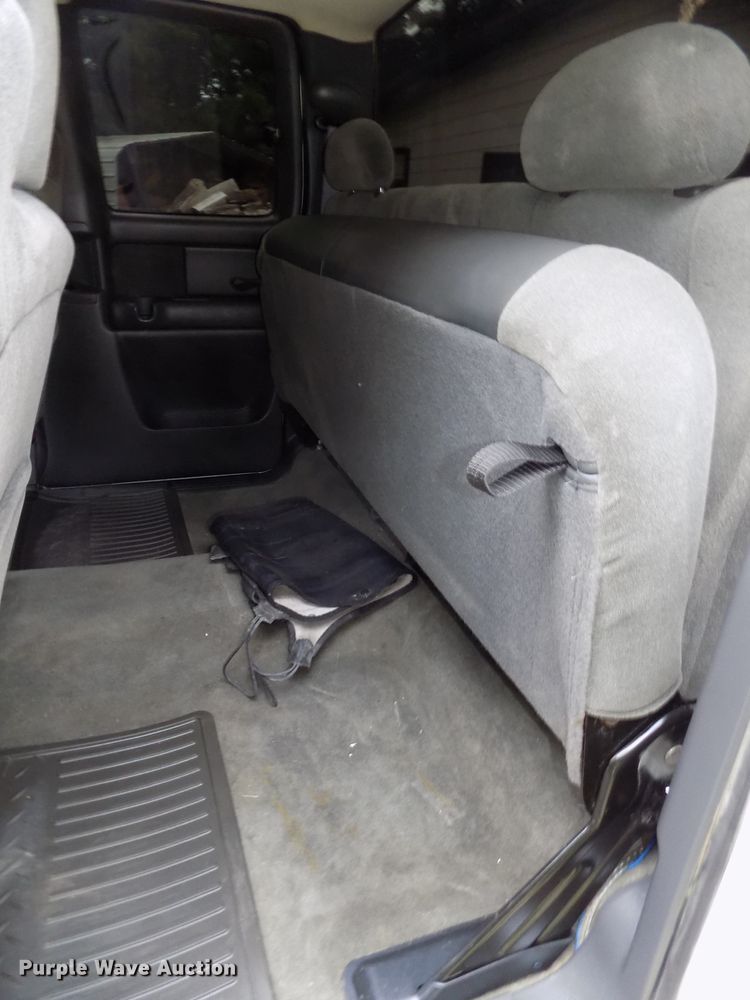 image for item DE7751 2004 Chevrolet Silverado 2500HD Ext. Cab pickup truck