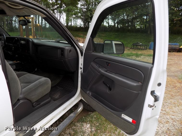 image for item DE7751 2004 Chevrolet Silverado 2500HD Ext. Cab pickup truck