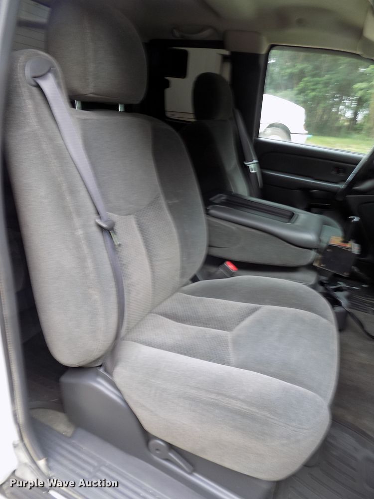 image for item DE7751 2004 Chevrolet Silverado 2500HD Ext. Cab pickup truck