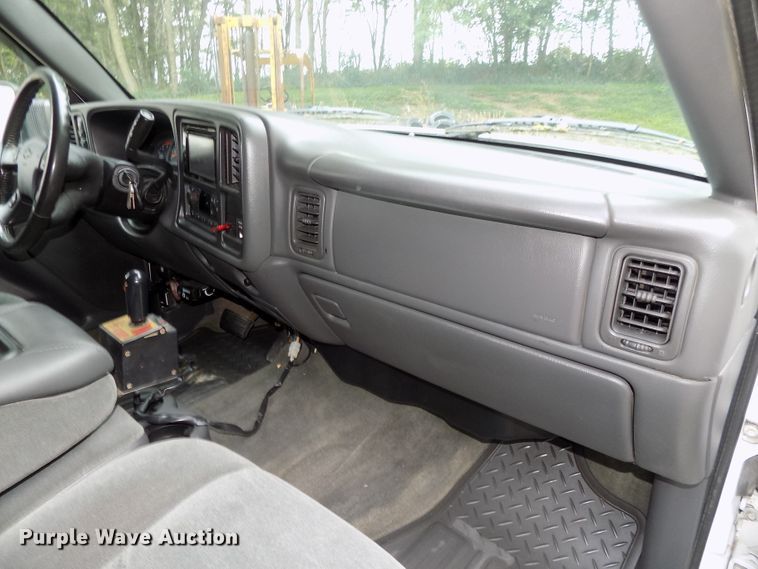 image for item DE7751 2004 Chevrolet Silverado 2500HD Ext. Cab pickup truck