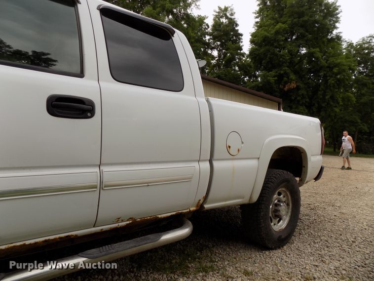 image for item DE7751 2004 Chevrolet Silverado 2500HD Ext. Cab pickup truck