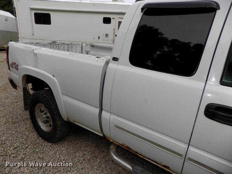 image for item DE7751 2004 Chevrolet Silverado 2500HD Ext. Cab pickup truck