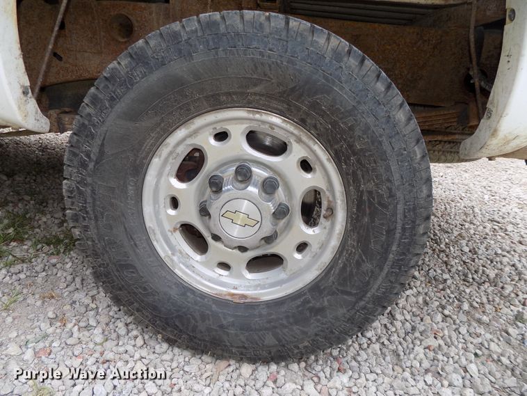 image for item DE7751 2004 Chevrolet Silverado 2500HD Ext. Cab pickup truck