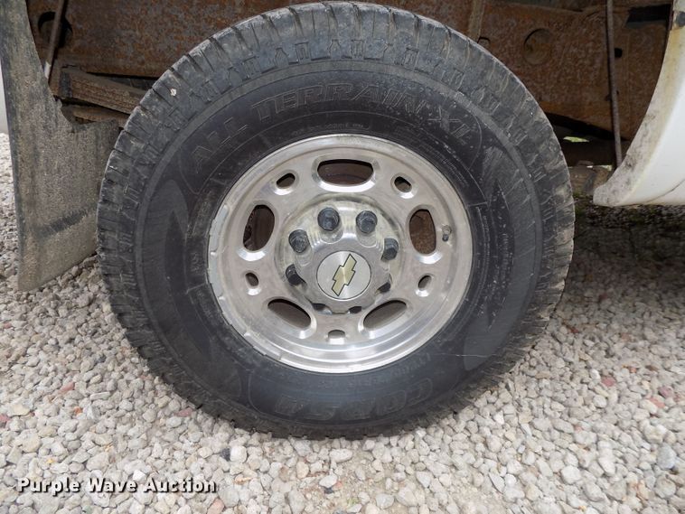 image for item DE7751 2004 Chevrolet Silverado 2500HD Ext. Cab pickup truck