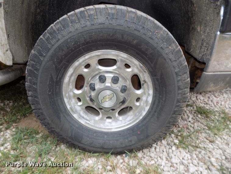 image for item DE7751 2004 Chevrolet Silverado 2500HD Ext. Cab pickup truck