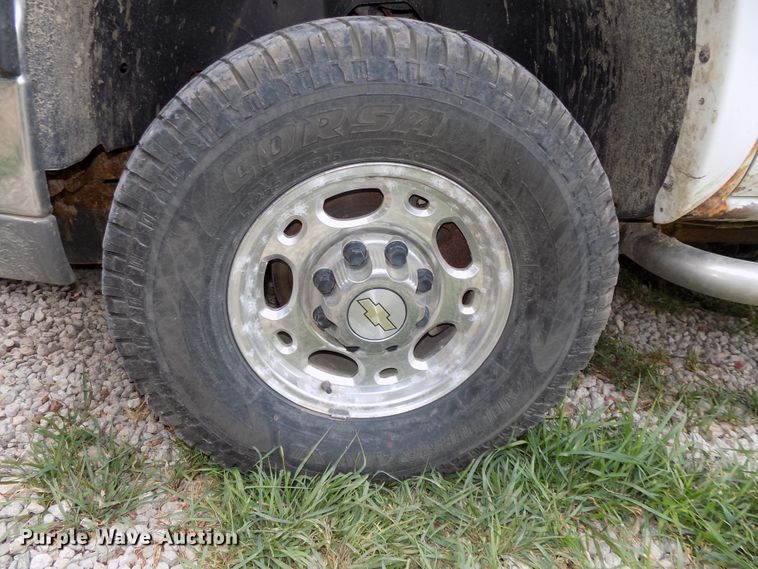 image for item DE7751 2004 Chevrolet Silverado 2500HD Ext. Cab pickup truck