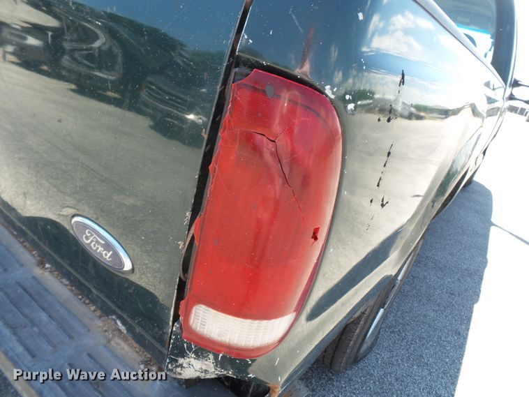 image for item DE7898 2003 Ford F250 Super Duty SuperCab pickup truck