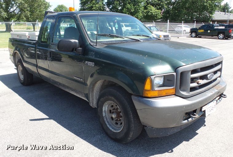 image for item DE7901 2001 Ford F250 Super Duty SuperCab pickup truck