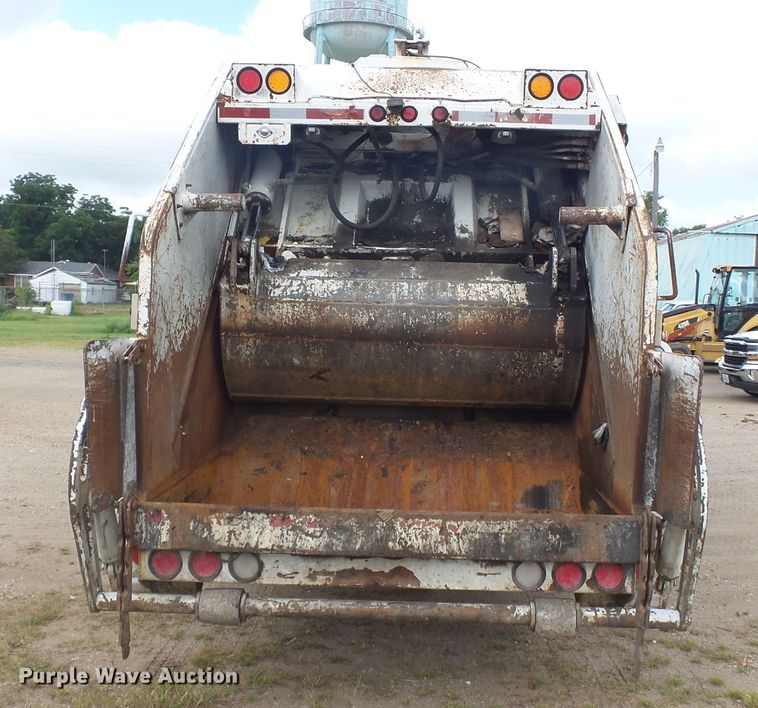image for item DE7905 2006 GMC C8500 refuse truck