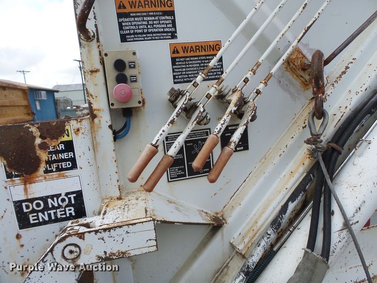 image for item DE7905 2006 GMC C8500 refuse truck