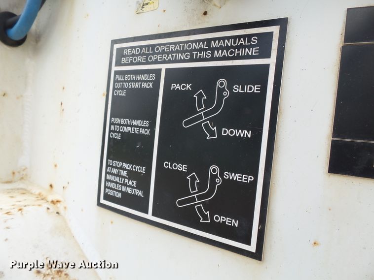 image for item DE7905 2006 GMC C8500 refuse truck