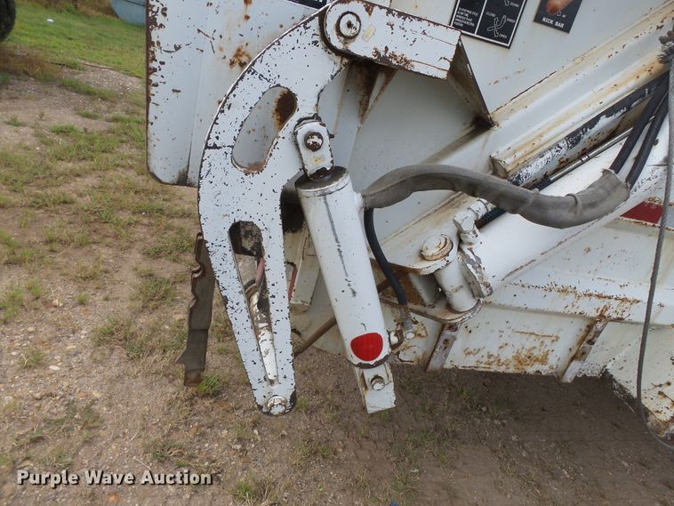 image for item DE7905 2006 GMC C8500 refuse truck