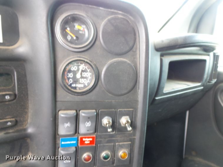 image for item DE7905 2006 GMC C8500 refuse truck