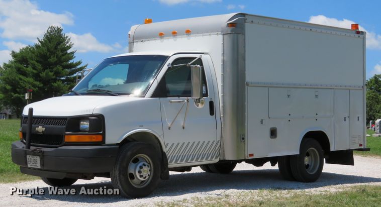 image for item DE8185 2003 Chevrolet Express 3500 box truck