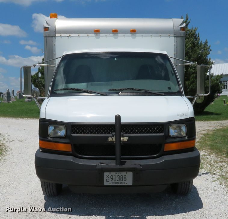 image for item DE8185 2003 Chevrolet Express 3500 box truck