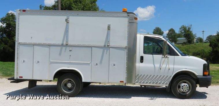 image for item DE8185 2003 Chevrolet Express 3500 box truck