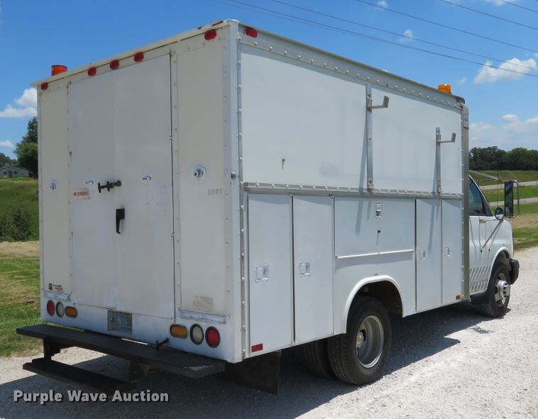 image for item DE8185 2003 Chevrolet Express 3500 box truck