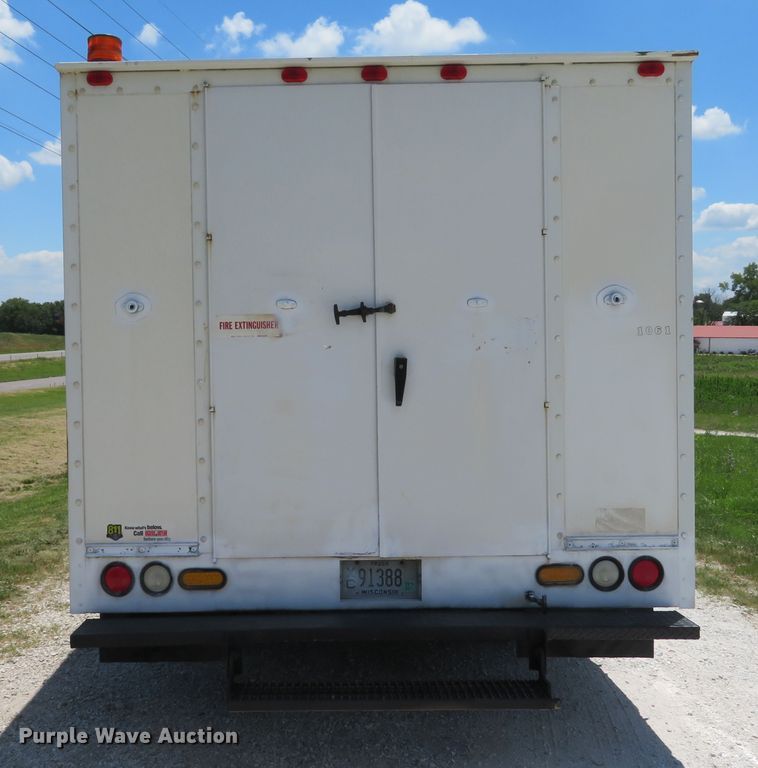 image for item DE8185 2003 Chevrolet Express 3500 box truck