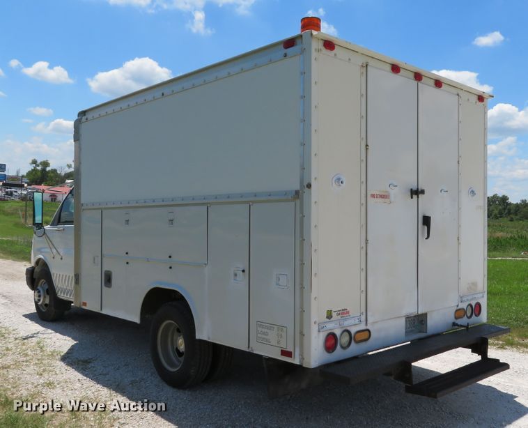 image for item DE8185 2003 Chevrolet Express 3500 box truck