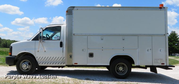 image for item DE8185 2003 Chevrolet Express 3500 box truck