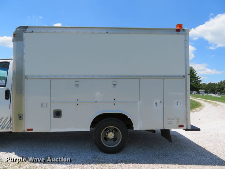 image for item DE8185 2003 Chevrolet Express 3500 box truck