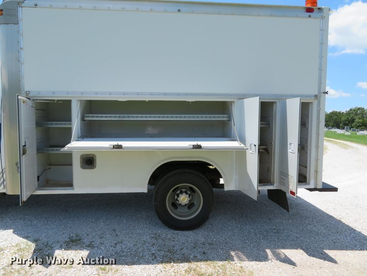 image for item DE8185 2003 Chevrolet Express 3500 box truck