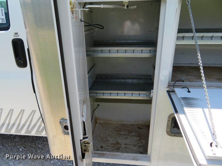 image for item DE8185 2003 Chevrolet Express 3500 box truck