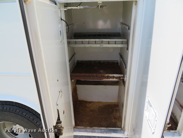 image for item DE8185 2003 Chevrolet Express 3500 box truck